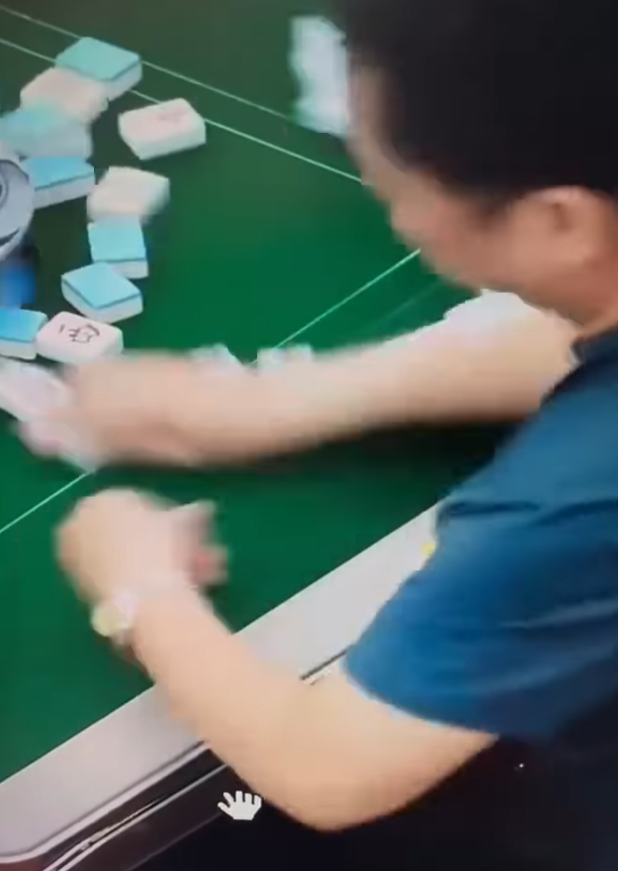 男子食糊後推牌,期間把貼紙拿掉再含入口中掩人耳目。