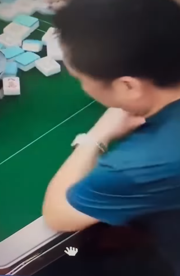 男子食糊後推牌,期間把貼紙拿掉再含入口中掩人耳目。