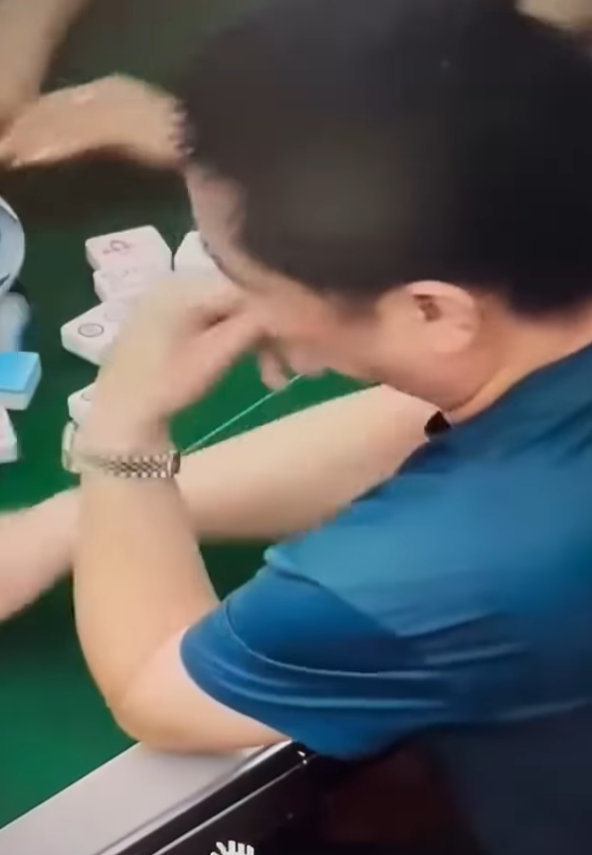 男子食糊後推牌,期間把貼紙拿掉再含入口中掩人耳目。