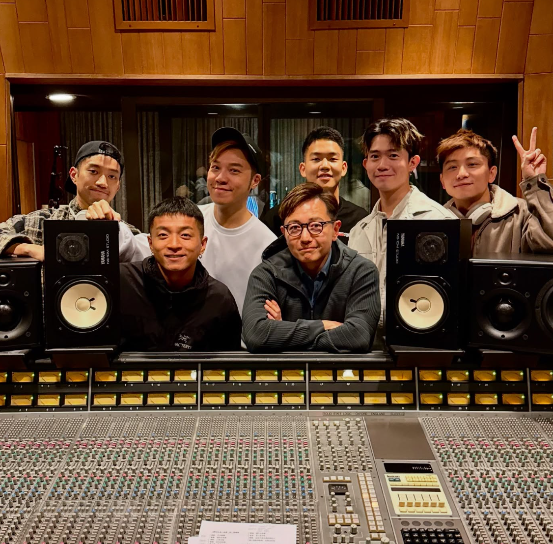 音樂人鄺祖德12月10日貼出錄音室照片,王賢誌率幾位仔仔前往錄音室。