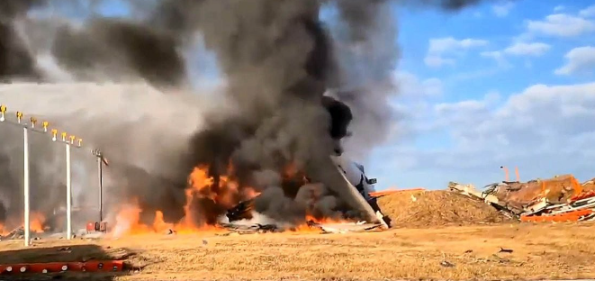 濟州航空客機降落南韓務安機場衝出跑道起火。(網上圖片)