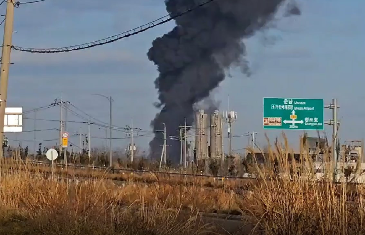 濟州航空客機降落南韓務安機場衝出跑道起火。(網上圖片)