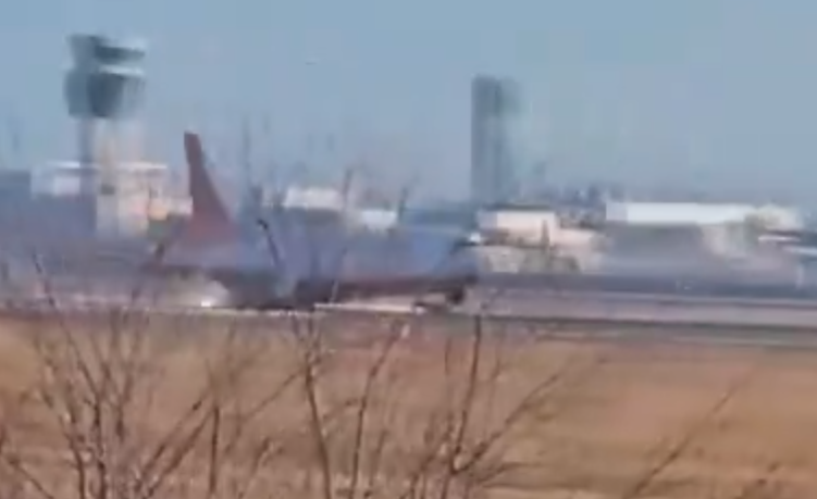 濟州航空客機降落南韓務安機場衝出跑道起火。(影片截圖)