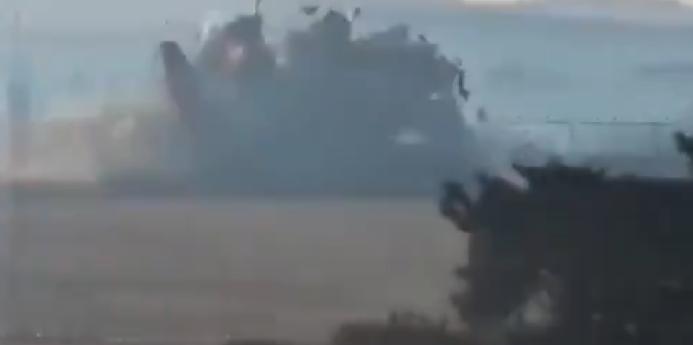 濟州航空客機降落南韓務安機場衝出跑道起火。(影片截圖)