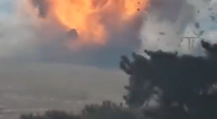 濟州航空客機降落南韓務安機場衝出跑道起火。(影片截圖)