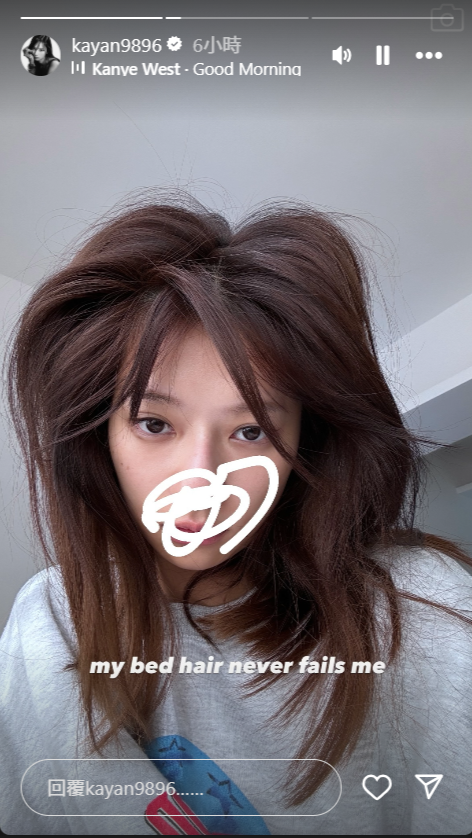 kayan9896上載的自拍照跟與Hilary的合照一樣look。