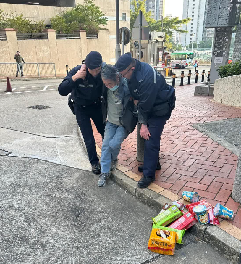 警員於慈正邨車輛出入閘位置,發現一名伯伯倒卧地上,身旁有一輛超級市場購物車,日常生活用品散落地上,警員見狀立即上前查看。