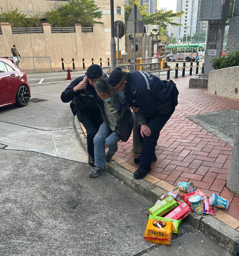 警員於慈正邨車輛出入閘位置,發現一名伯伯倒卧地上,身旁有一輛超級市場購物車,日常生活用品散落地上,警員見狀立即上前查看。