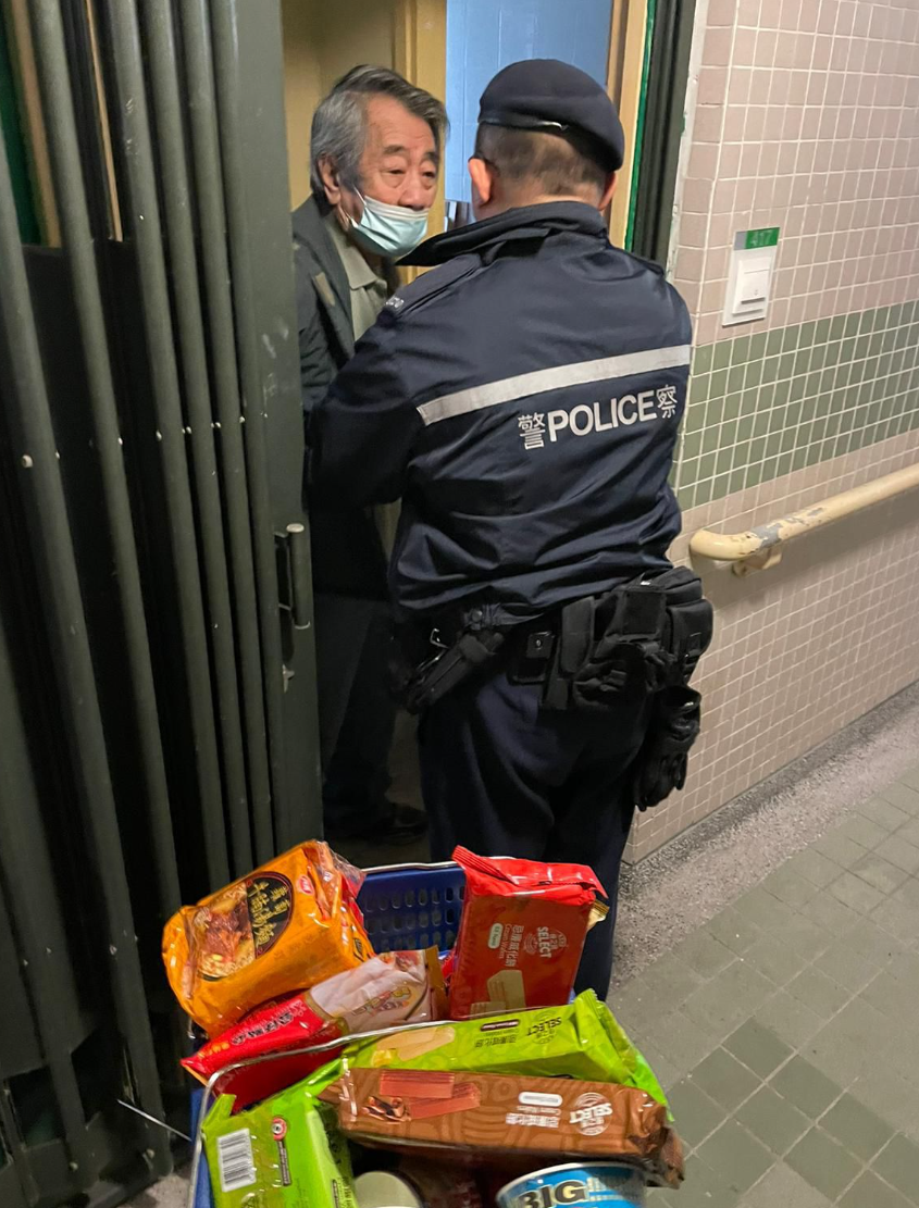 救護員確認伯伯無礙後,警員遂連人帶購物車護送伯伯返回慈正邨正暉樓住所。