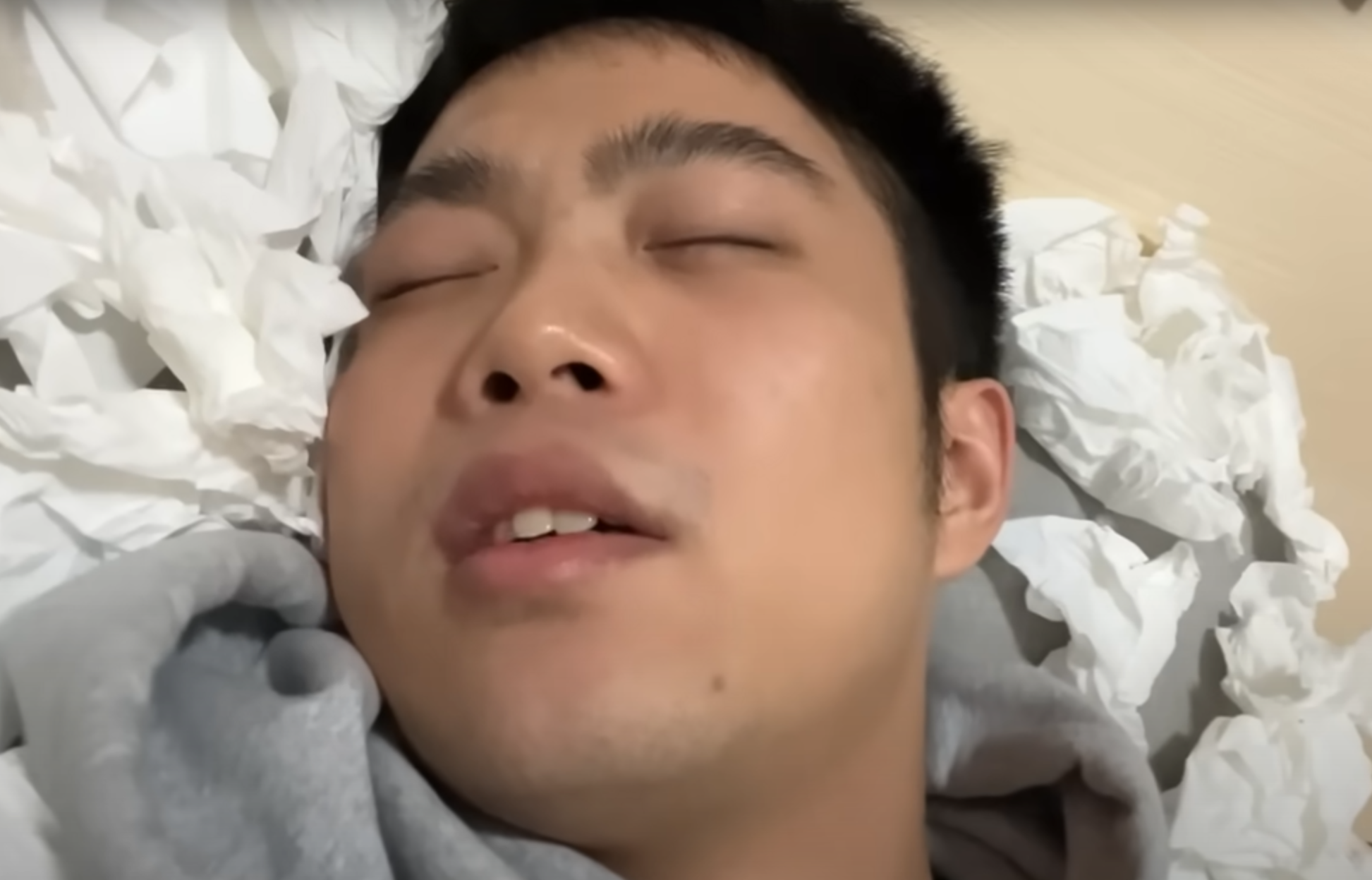 「傑克‧宋」大喊感謝AV女優,然後誇張地躺在一堆疑似使用過的衛生紙上(影片截圖)