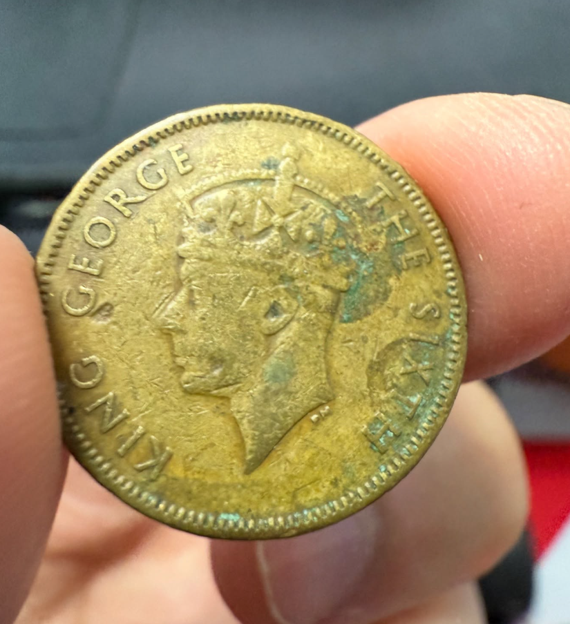 有網民於超級市場獲找續1毫是在1948年發行,背面肖像是父親英王佐治六世,俗稱為「男仔頭」。(Threads)