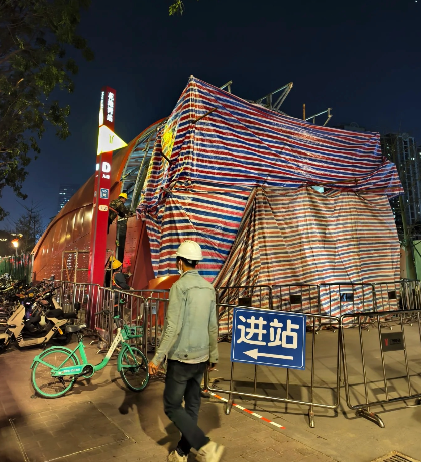 昨晚花地灣站D出入口已經圍封,有工人拆除裝飾板,至今早已大致完成拆除工程。(網上圖片)