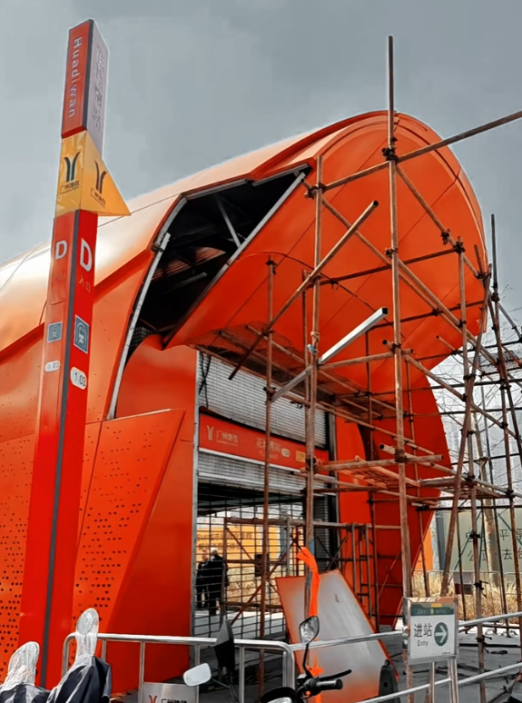 廣州地鐵花地灣站出入口近日進行翻新工程,但不少市民認為翻新後的出入口極似「棺材」。(網上圖片)