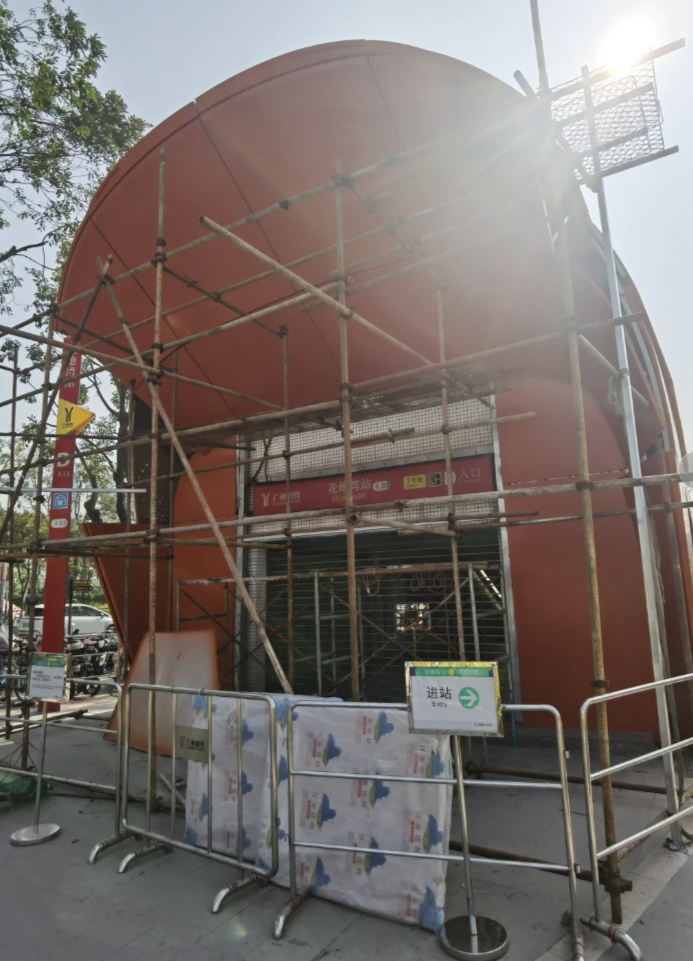 廣州地鐵花地灣站出入口近日進行翻新工程,但不少市民認為翻新後的出入口極似「棺材」。(網上圖片)