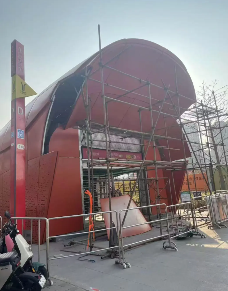 廣州地鐵花地灣站出入口近日進行翻新工程,但不少市民認為翻新後的出入口極似「棺材」。(網上圖片)