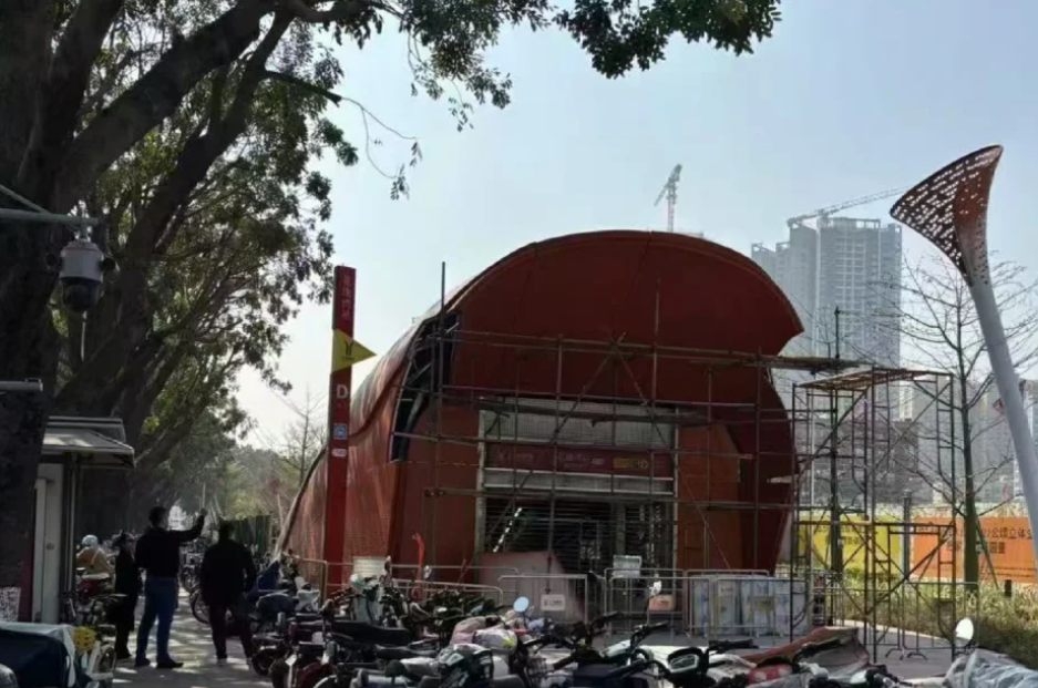 廣州地鐵花地灣站出入口近日進行翻新工程,但不少市民認為翻新後的出入口極似「棺材」。(網上圖片)