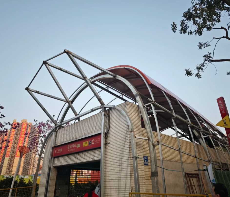 昨晚花地灣站D出入口已經圍封,有工人拆除裝飾板,至今早已大致完成拆除工程。(網上圖片)