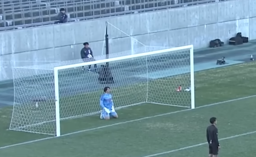 尚志高校守門員在門前打坐。(影片截圖)