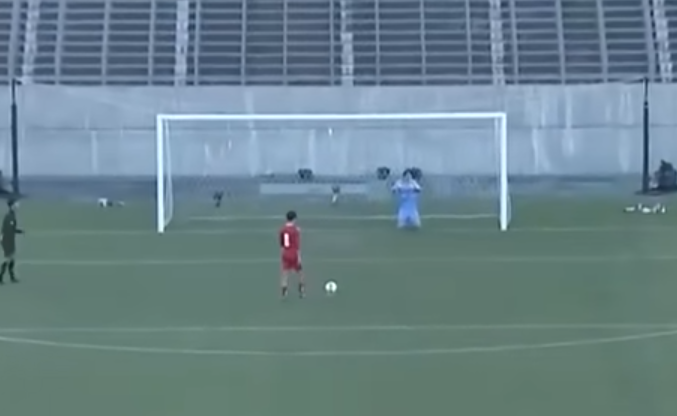 尚志高校守門員在門前打坐。(影片截圖)