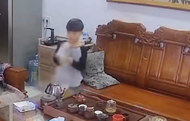 突然「碰」一聲,杯子瞬間爆炸開,開水飛濺、熱氣四散