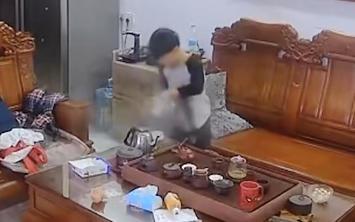 突然「碰」一聲,杯子瞬間爆炸開,開水飛濺、熱氣四散