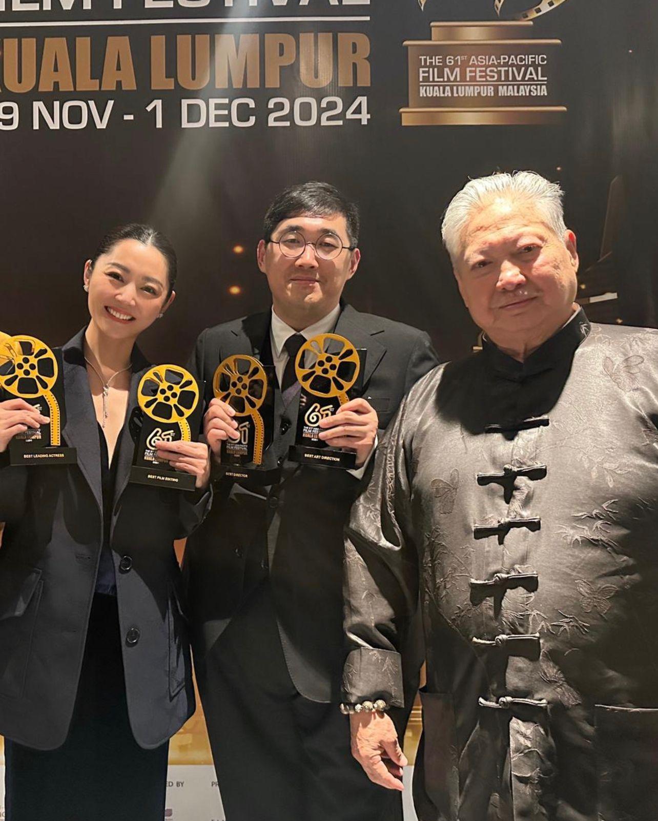 衛詩雅與導演親身恭賀榮獲「終身成就獎」的的武打巨星大哥大洪金寶。