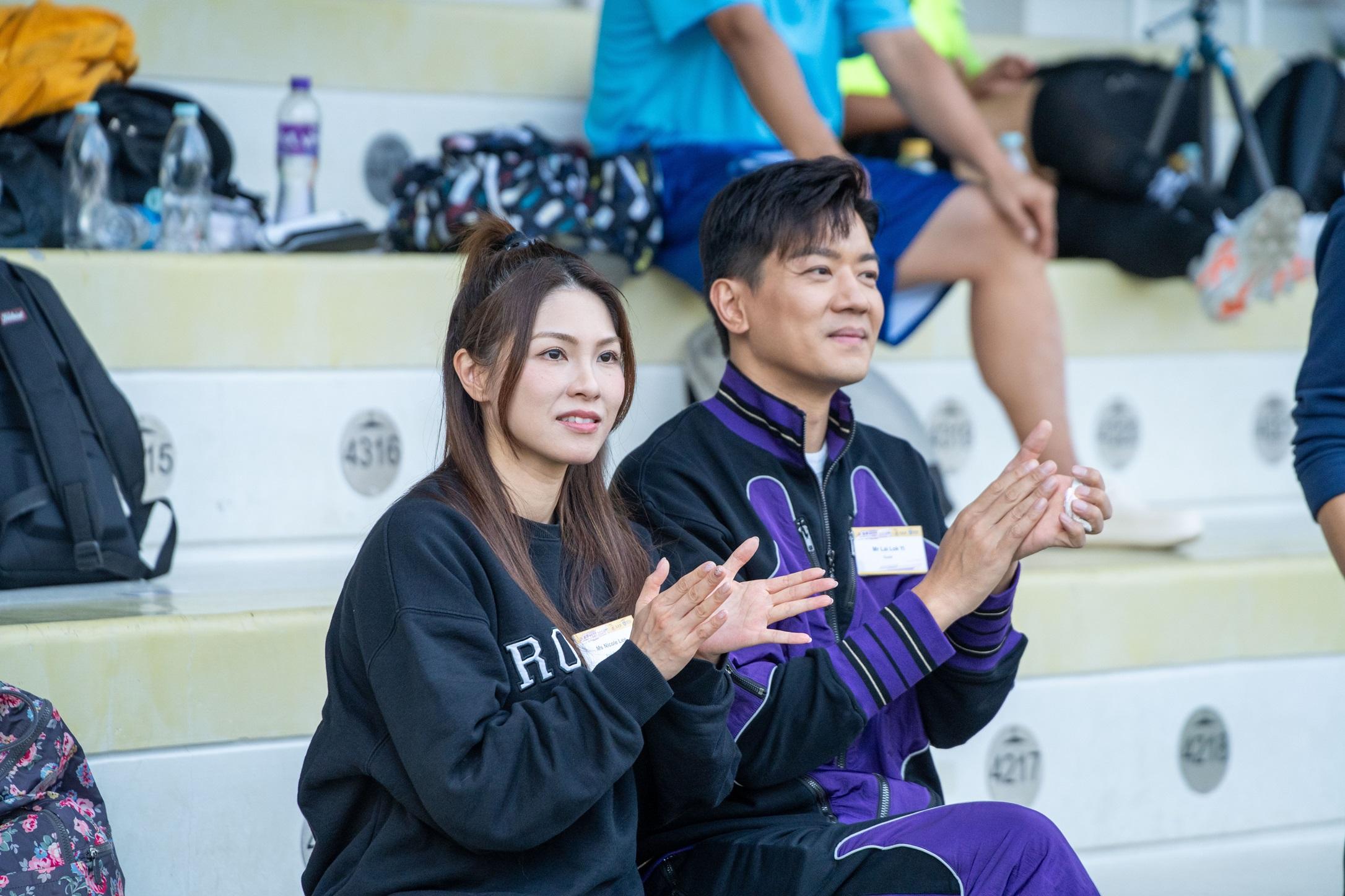 黎諾懿與太太一起欣賞球賽。