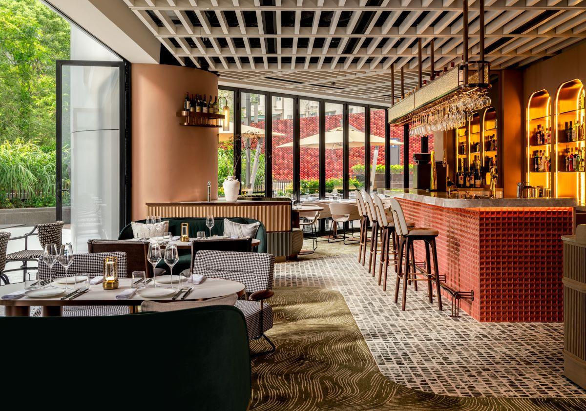 菜館採用中國傳統十二色之一的「硃磦」作為主調,並設有酒吧。