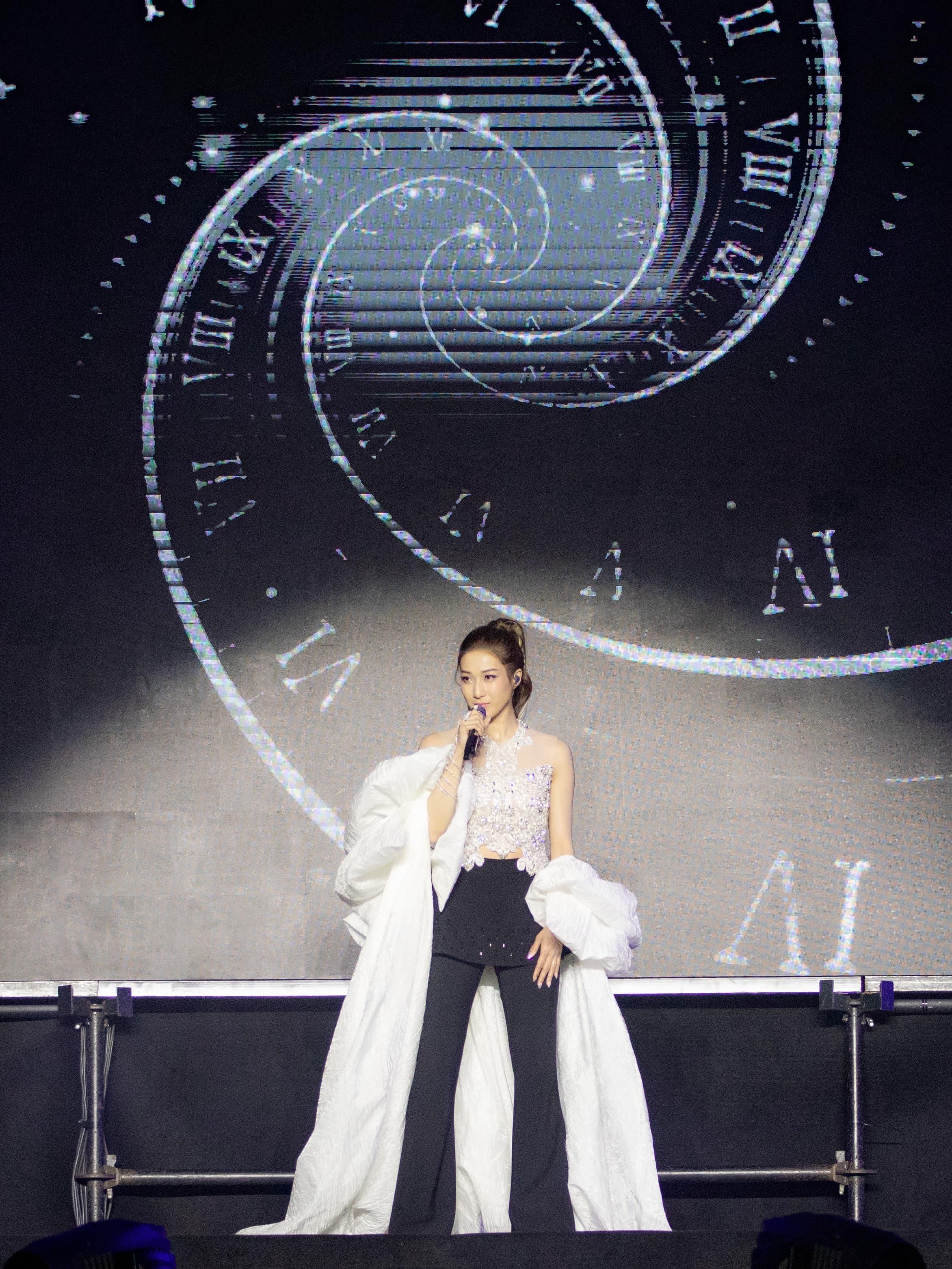 鍾嘉欣佛山站個唱圓滿落幕。