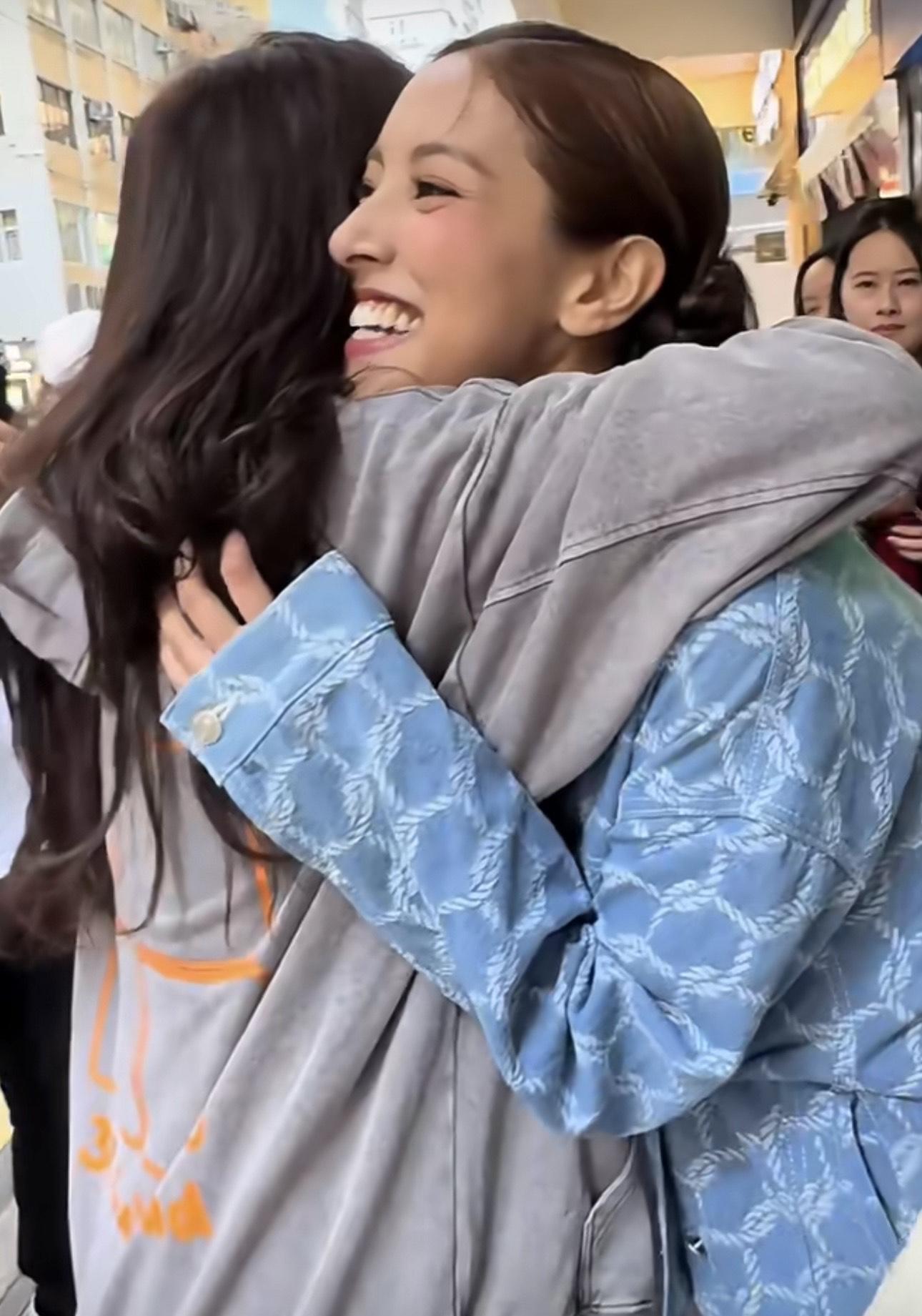 陳凱琳跟唐詩詠興奮得互相擁抱。