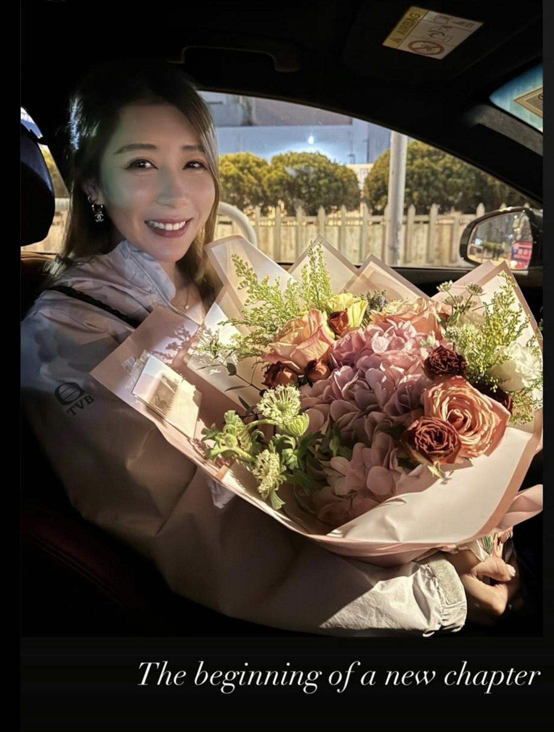 陳婉衡穿上TVB外套,在車廂內抱住大束鮮花,寫上:「The beginning of a new chapter」。