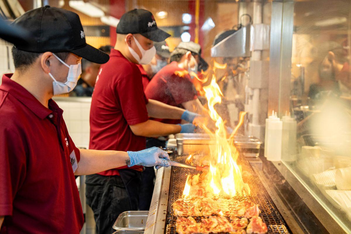 以遠紅外線炭火烤肉,把豐富肉味封存在肉裡。