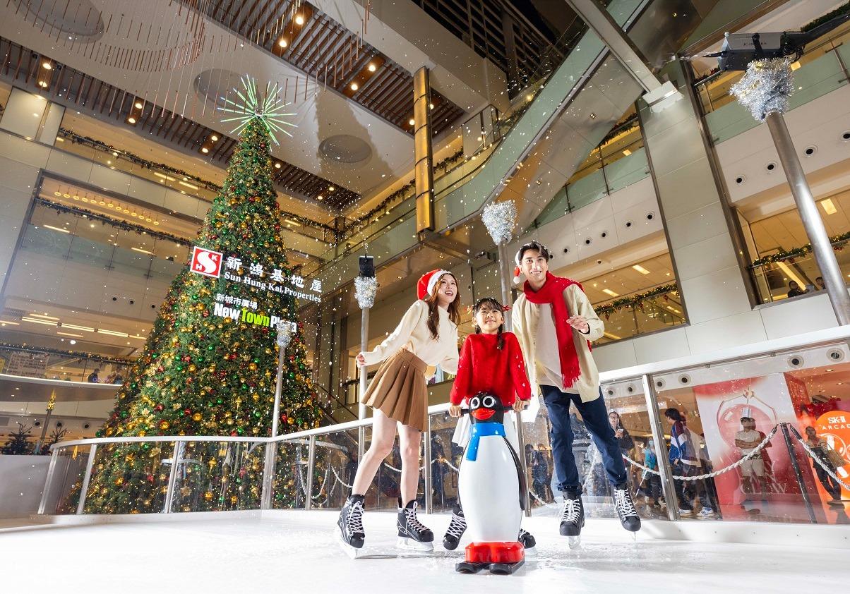 飄雪光影溜冰場周末及公眾假期設有限定的飄雪效果。