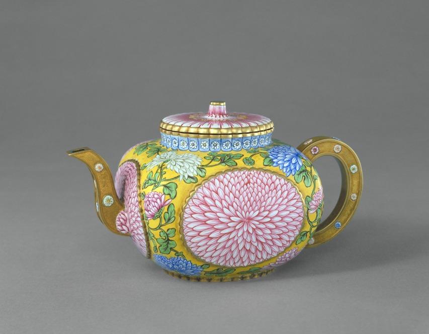 菊花紋壺(1783年),由法國製作,為國家一級文物。(圖片來源:故宮博物院)