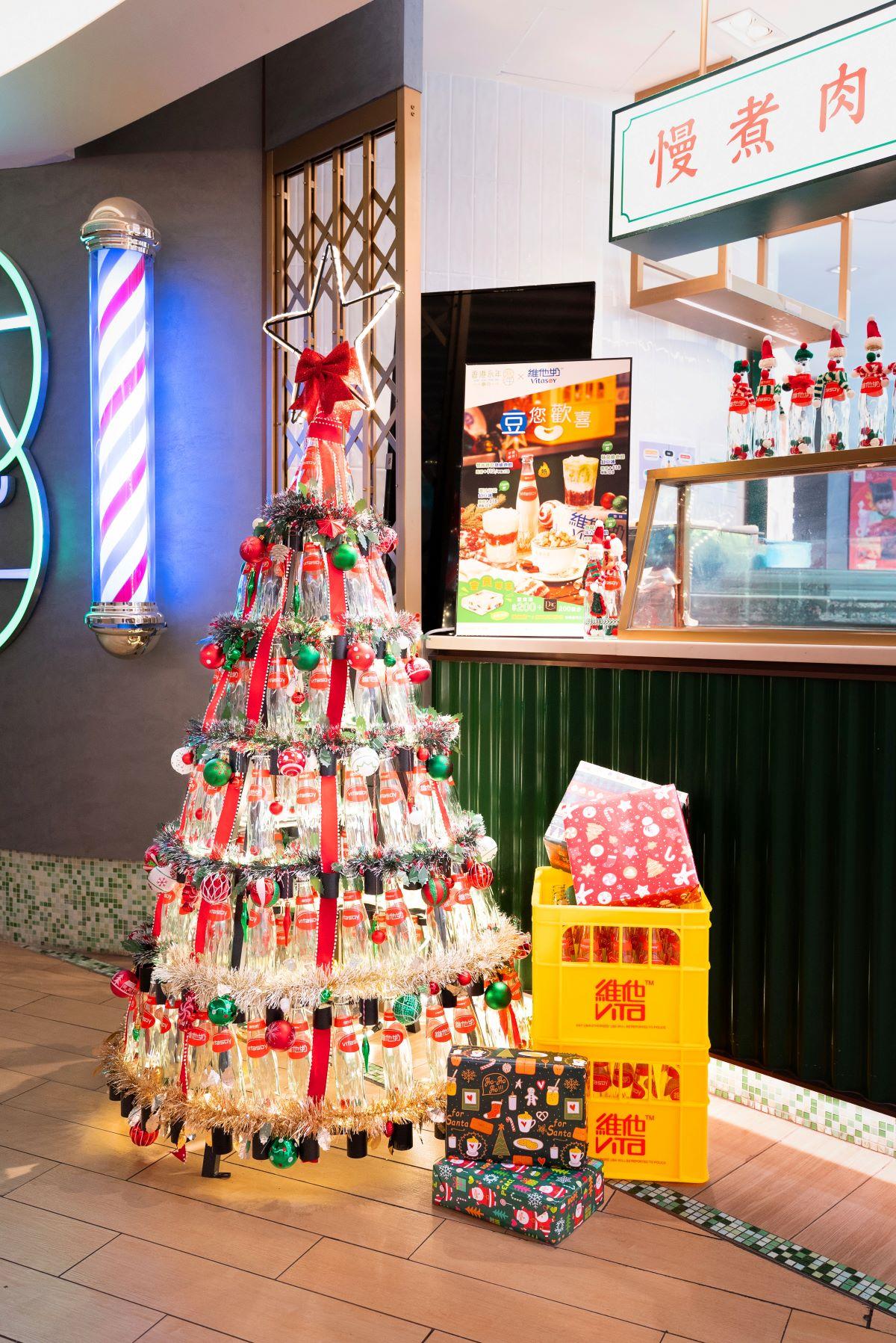 聖誕樹由250瓶維他奶玻璃樽砌成,獨一無二夠環保。