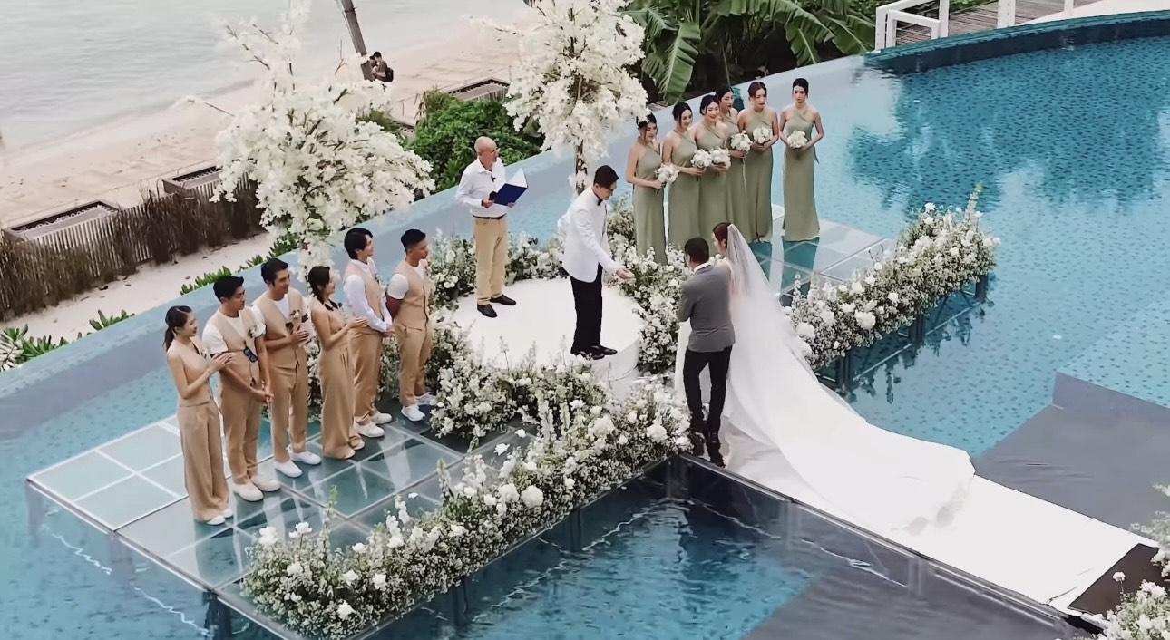 去年在水中央行禮超甜蜜片段曝光 。