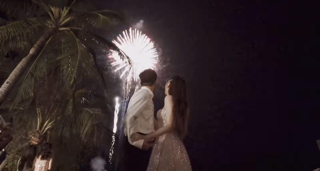 片段在浪漫的煙花下作結,畫面唯美。