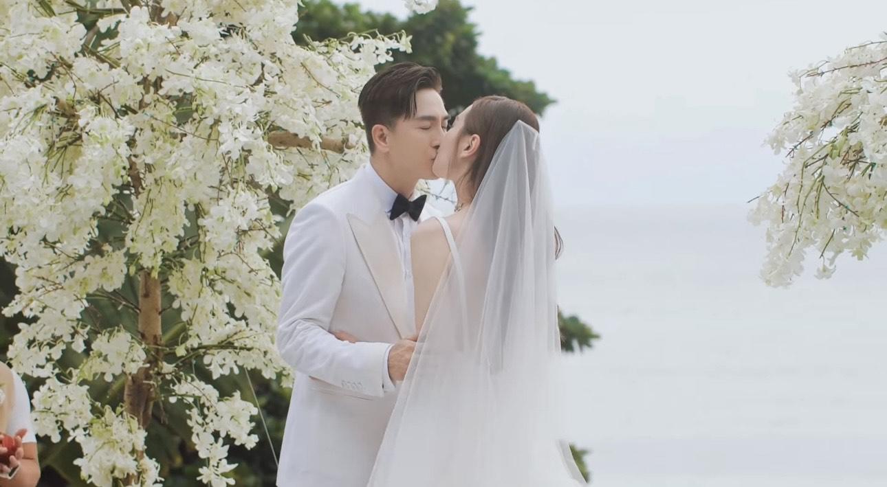 二人在水中央宣讀誓詞,其後更情深對望互相擁吻。