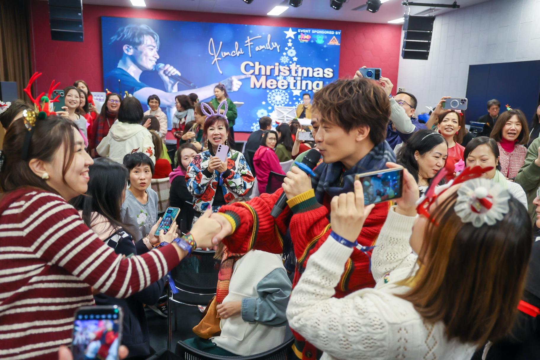 黃劍文走落台與歌迷逐一握手。