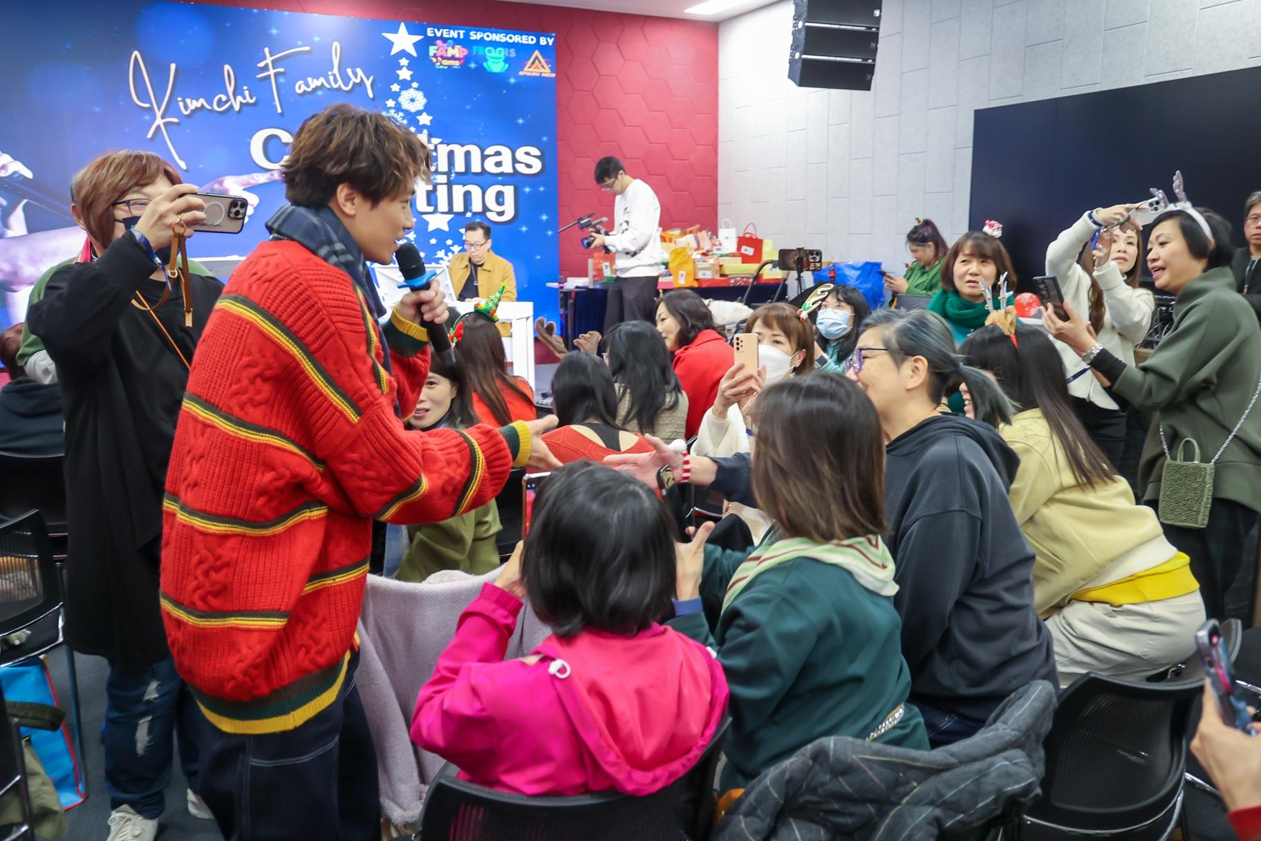 黃劍文走落台與歌迷逐一握手。