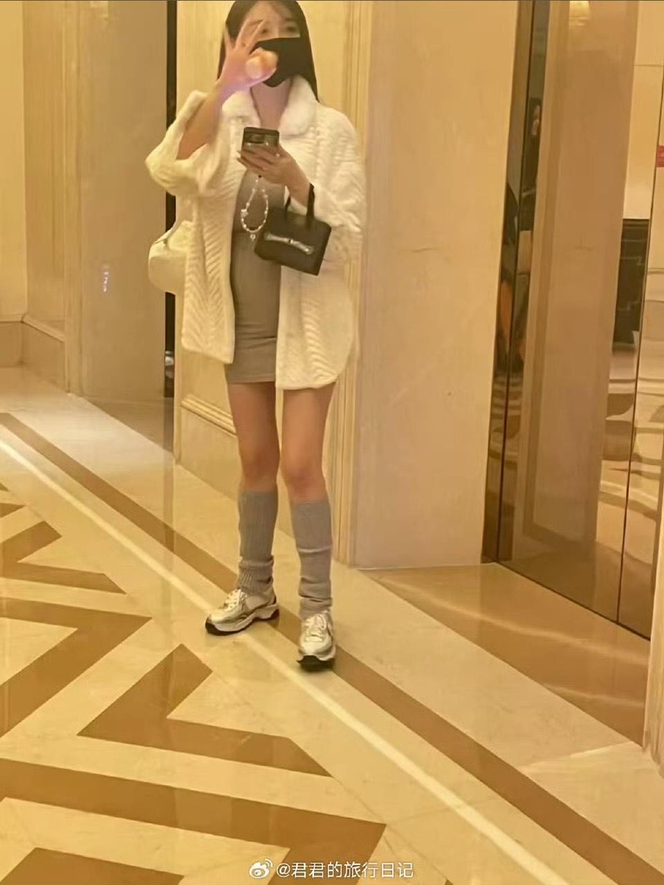 挺著巨肚的葉珂,手腳仍然纖瘦。