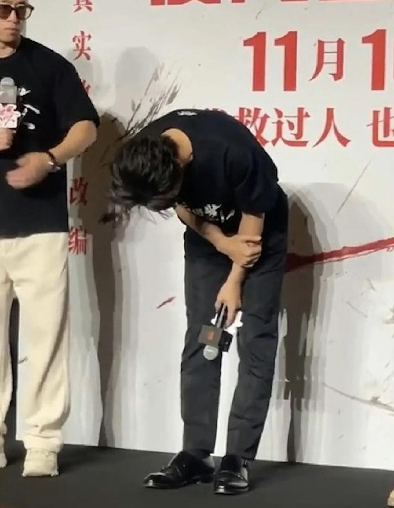 黃曉明自公開認愛葉珂後,形象插水,早前更鞠躬道歉。