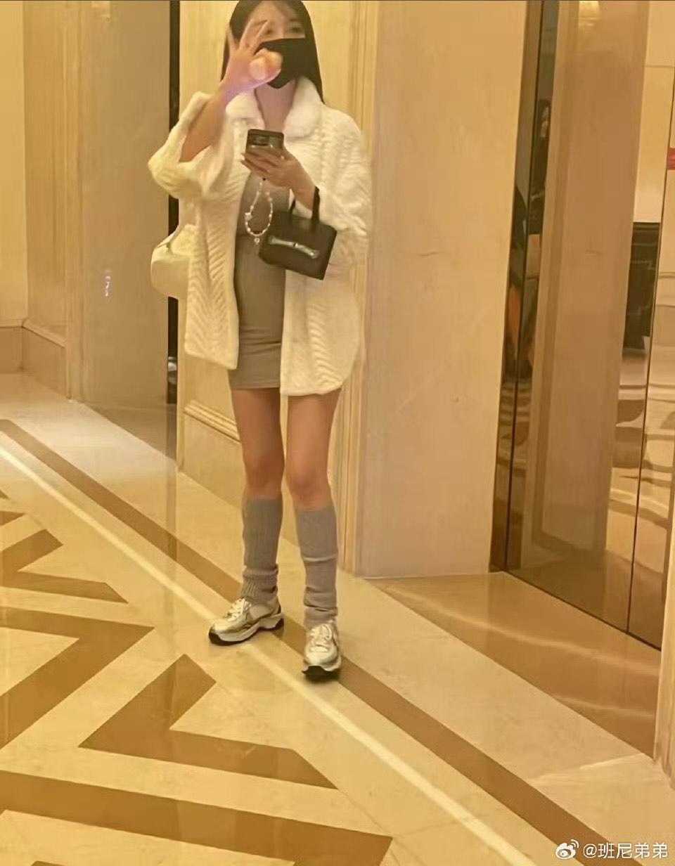 有網民指葉珂的一身打扮,是刻意讓人知道她懷孕的消息。