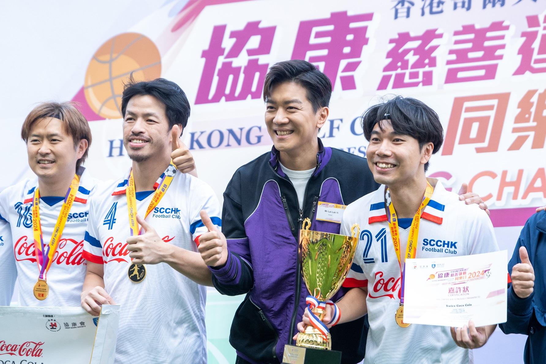 黎諾懿與一眾比賽球員合照。