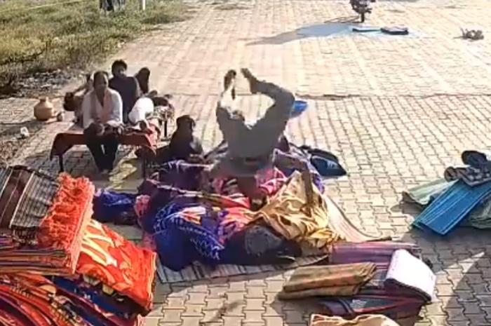 然而,他這次預計距離似乎有偏差,導致他頭頂直撼地面。(X)