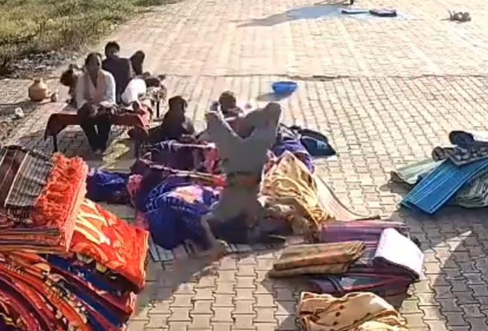 然而,他這次預計距離似乎有偏差,導致他頭頂直撼地面。(X)