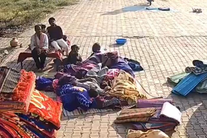 Garasiya頭部撼地後,立即摔在棉被上全身繃緊,未幾就失去意識。(X)