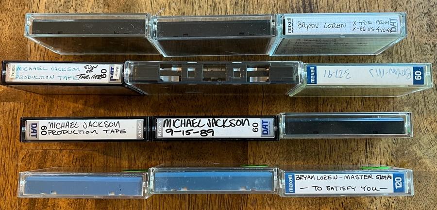 錄音帶包括12首未發行的曲目,據悉創作於1989年至1991年之間,即《Dangerous》專輯製作之前的時期。(X)