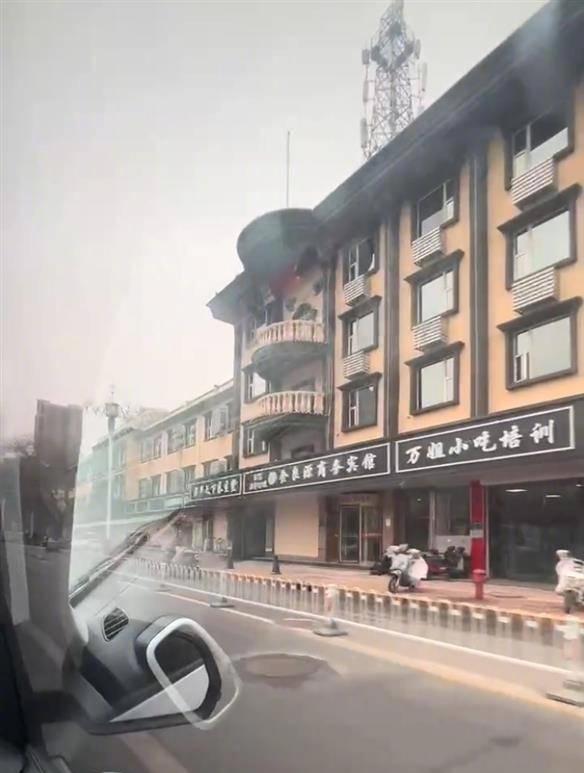 有當地商戶16日向媒體表示,黑底白字招牌己經安裝逾1個月。(微博)