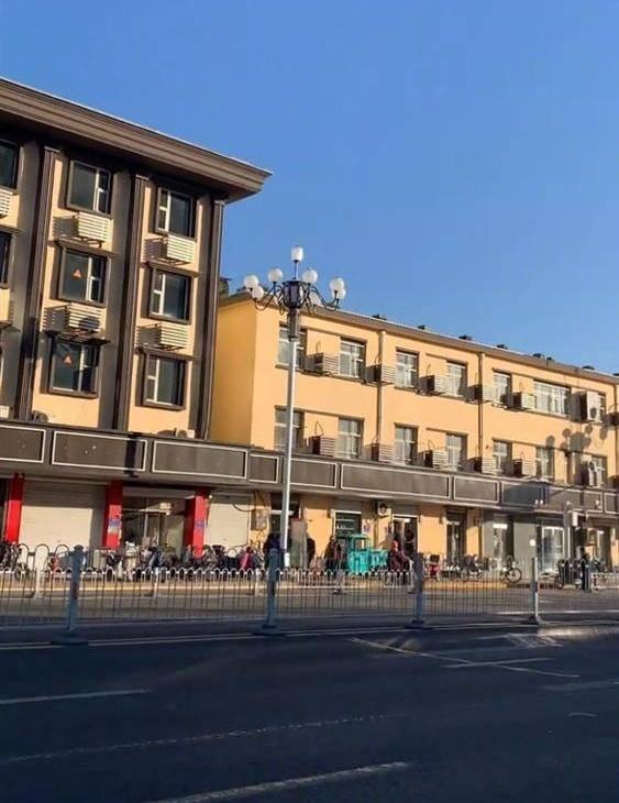 當地已於上周五(13日)連夜拆除,目前當地正準備安裝新招牌,顏色可以選擇。(微博)